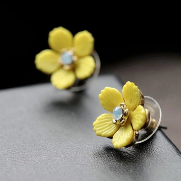 Yellow Daisy Flower Rhinestone Gold Stud Earrings - Picture 4 of 10